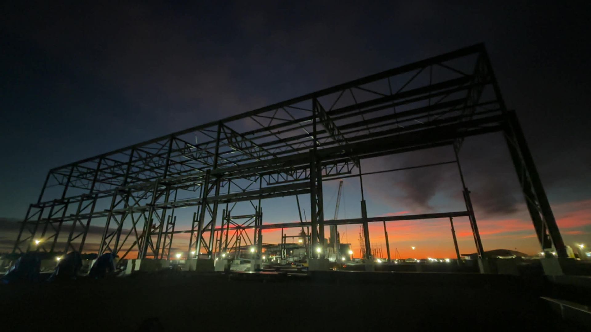 Stålkonstruktion i solnedgang